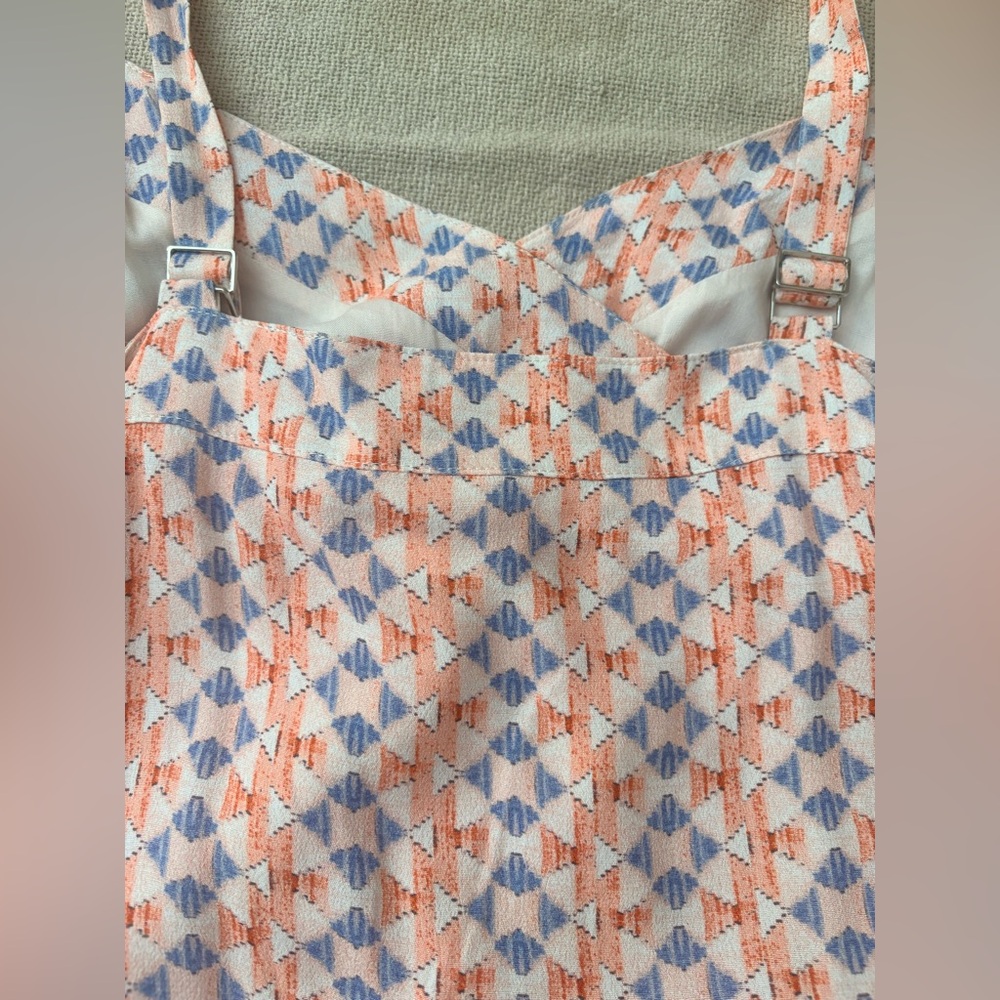 Buckle Miss Me Geo Surplice embroidered wrap peach & navy tank top - Picture 11 of 15